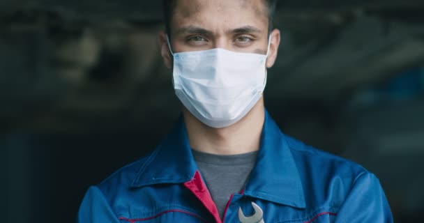 Close up retrato de cansado e sujo auto mecânico vestindo máscara médica protetora — Vídeo de Stock