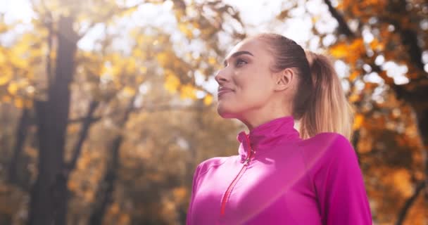 Utomhus porträtt av glad blond kvinna njuter av solen i höstparken — Stockvideo