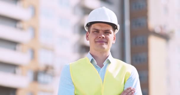 Jistý stavitel, předák nebo inspektor v ochranné přilbě a vestě stojící na staveništi na ulici, stopovací záběr — Stock video