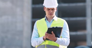 İnşaat alanında dijital tabletle çalışan profesyonel mimari müfettişi.