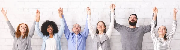 Grupo de personas felices divergen tomados de la mano, levantando brazos, panorama — Foto de Stock