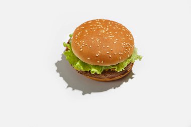 Hızlı ve kolay atıştırmalıklar için fast food. Susamlı burger ve gölgeli salata. Virüs salgını sırasında müşteri siparişi için.