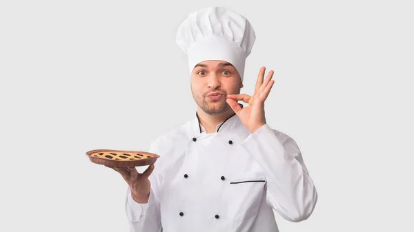 Chef Man Holding Pie Gesturing Zip Your Lip, fondo blanco — Foto de Stock