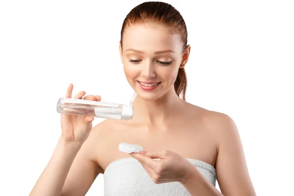 Rothaarige Millennial Frau mit Lotion und Baumwollpolster, weißer Hintergrund — Stockfoto