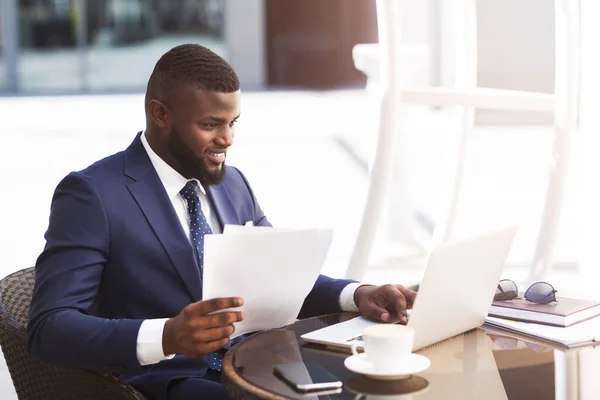 Hombre de negocios usando el ordenador portátil de trabajo sentado en el café en la ciudad —  Fotos de Stock