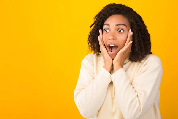 Choqué afro-américaine fille crier et tenir les joues — Photo