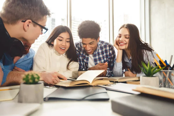 Étudiants collégiaux en collaboration avec leur affectation à la bibliothèque — Photo