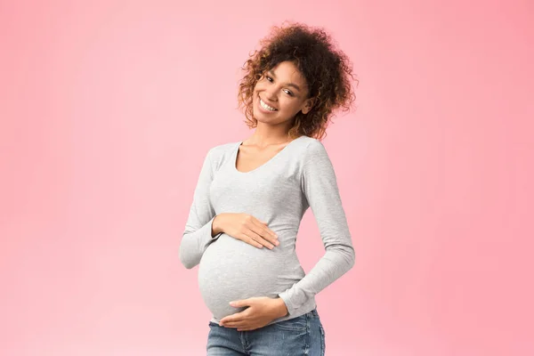 Ωραία περίοδος εγκυμοσύνης. Χαρούμενη γυναίκα που αγκαλιάζει την κοιλιά της — Φωτογραφία Αρχείου