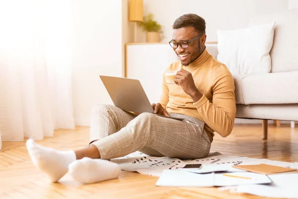 Hombre alegre trabajando en el ordenador portátil sentado en casa, enfoque selectivo — Foto de Stock
