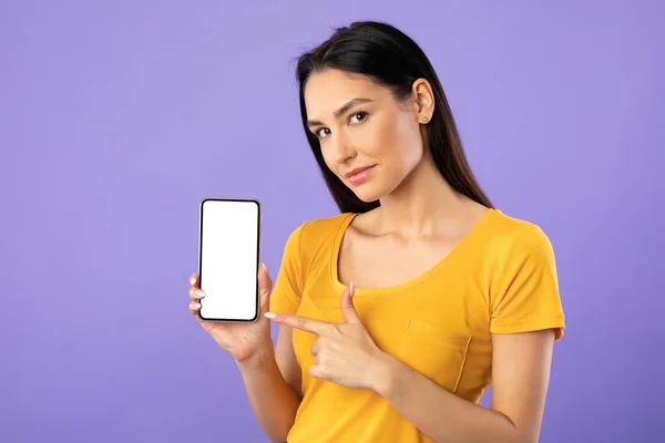 흰색빈 핸드폰 화면을 보여 주는 여성 — 스톡 사진