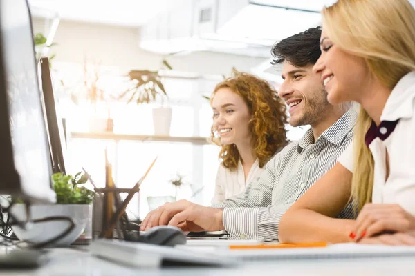 Équipe d'affaires professionnelle travaillant ensemble, regardant les écrans de bureau — Photo