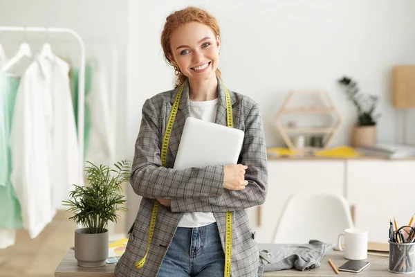 Joven diseñadora de ropa en su nuevo showroom de moda — Foto de Stock