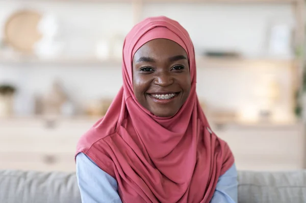 Κοντινό πλάνο Πορτρέτο του ευτυχισμένη μαύρη μουσουλμάνα γυναίκα σε μαντίλα στο εσωτερικό — Φωτογραφία Αρχείου