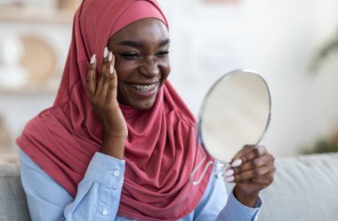 Güzellik Konsepti. Büyüteç Altında Güzel Siyah Müslüman Kadın Büyüteç Bakıyor