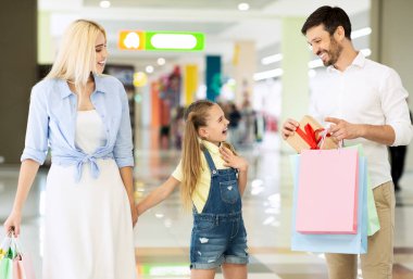 Neşeli Ebeveynler Küçük Kızına Alışveriş Merkezinde Bir Hediye Veriyor