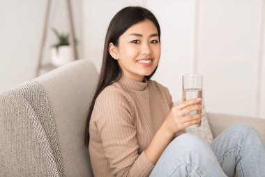 Susuz kalma. Elinde temiz maden suyu olan Asyalı bir kız.