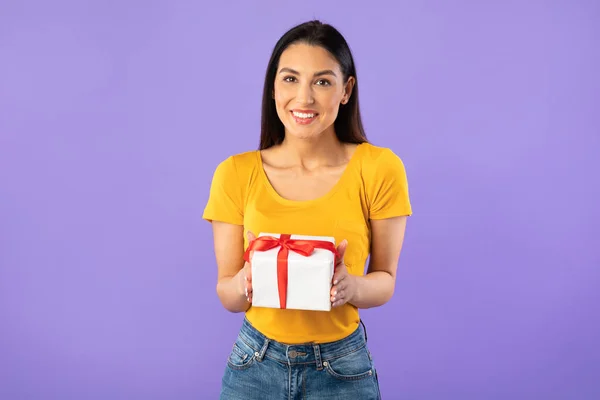 Boldog nő kezében ajándék doboz a stúdióban — Stock Fotó