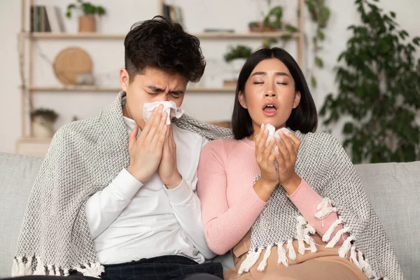 生病的亚洲夫妇在Napkin中打喷嚏在家得流感 — 图库照片