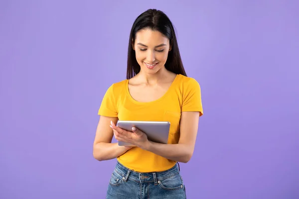 Gelukkig vrouw met behulp van digitale tablet in de studio — Stockfoto