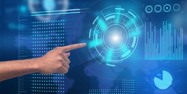 Modern Teknolojiler. Dijital ekranda parmak izi simgesi olan sanal düğmeye elle bas