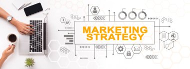 Pazarlama Uzmanı Laptop kullanıyor E-İş tanıtımı üzerinde çalışıyor, Beyaz Arkaplan