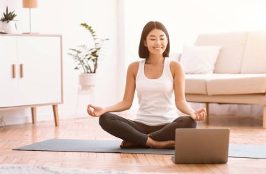 Milenyum kadını antrenörüyle internetten meditasyon yapıyor.