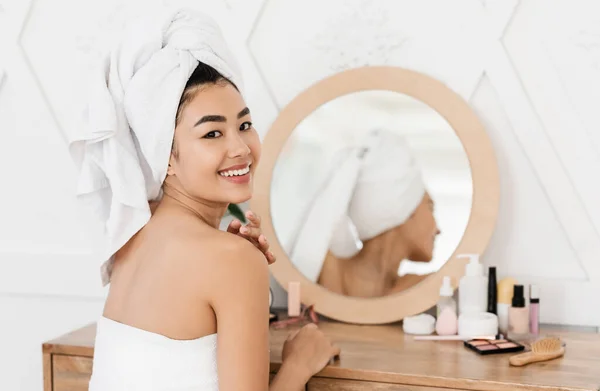 Wanita asia muda memasang make up di rumah — Stok Foto