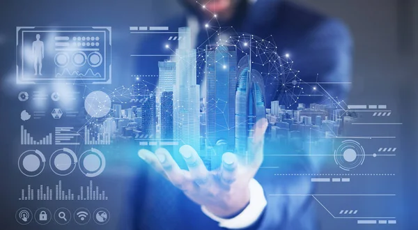 Collage creativo de hombre de negocios que sostiene holograma de ciudad inteligente virtual e interfaz digital — Foto de Stock
