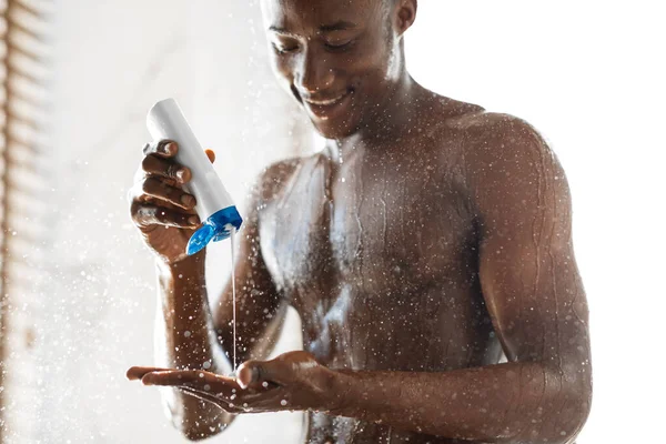 Black Guy Gießen Shampoo auf Händewaschen Haare in der Dusche — Stockfoto
