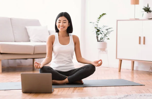 Milenyum kadını antrenörüyle internetten meditasyon yapıyor. — Stok fotoğraf