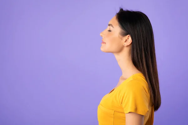 Perfil retrato de hermosa mujer caucásica sonriente casual — Foto de Stock