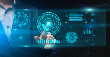 Tanımlanamayan adam parmaklarıyla sanal panele dokunuyor.