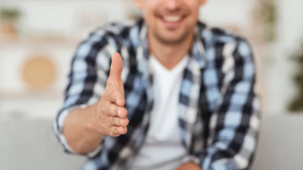 Primo piano dell'uomo che dà la mano per stretta di mano alla fotocamera — Foto Stock