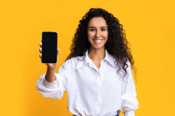 Grande app. Donna bruna positiva che dimostra Smartphone con schermo nero vuoto — Foto Stock