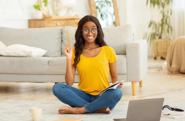 Online eğitim. Güzel siyah kız öğrenci dizüstü bilgisayarın önünde oturuyor ve evden webinar 'a katılıyor. — Stok fotoğraf