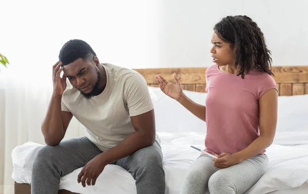 Mulher negra com teste de gravidez gritando com seu namorado chateado — Fotografia de Stock