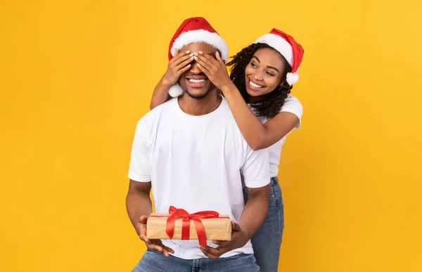 Black Girlfriend привітання Boyfriend On Christmas, Covering Eyes, Yellow Background — стокове фото