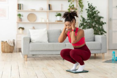 Çaresiz Afrikalı Kadın Evde Kilo Ölçülerinde Bağırıyor