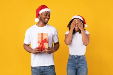 Siyah Koca, Noel Hediyesi Tutuyor Sarı Geçmişli Eşi Kutluyor