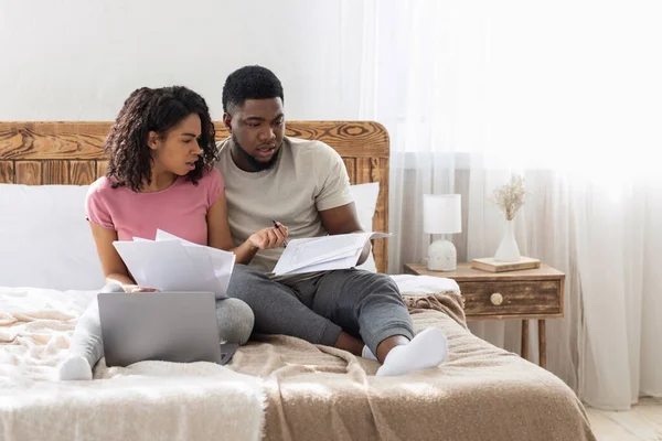 Africano casal jovem americano verificando orçamento familiar no fim de semana — Fotografia de Stock