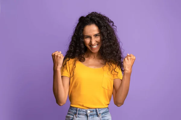 Alegría del éxito. eufórica joven morena celebrando la victoria con los puños apretados — Foto de Stock