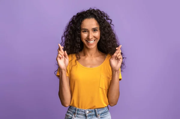 Querido Deseo. Positiva morena mujer cruzando los dedos y sonriendo, rogando por la suerte — Foto de Stock