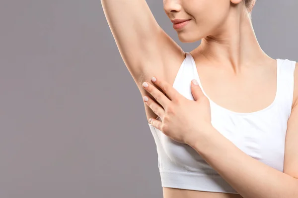 Unrecognizable woman touching her armpit, copy space — Stock Photo, Image