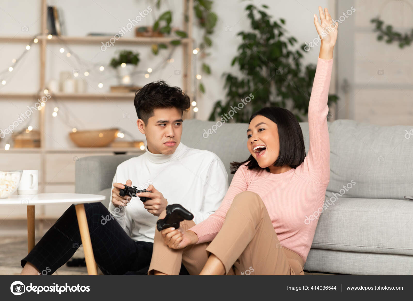 Alegre namorado e namorada jogando videogame para ganhar. casal