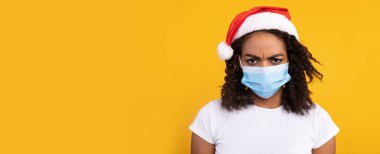 Siyah Maskeli Kadın ve Noel Baba Şapkası, Stüdyo Fotoğrafı