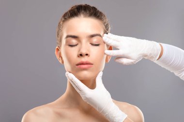 Çekici genç bir kadın güzellik kliniğinde tedavi görüyor.