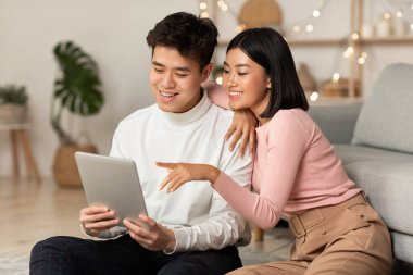 Japon Erkek Arkadaşı ve Kız Arkadaşı Evde Otururken Dijital Tablet Kullanıyor