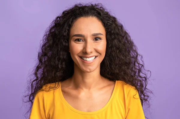 Persona feliz. Retrato de mujer sonriente con piel bronceada y cabello rizado —  Fotos de Stock