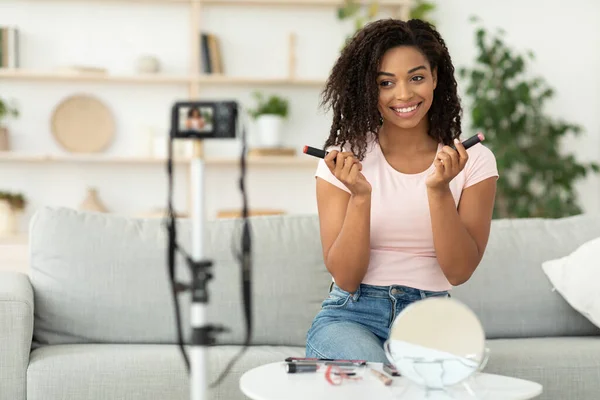 Afroamerykanka Piękna Blogger Przeglądanie Kosmetyki Siedząc w domu — Zdjęcie stockowe