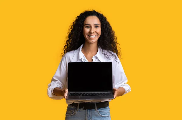 Verifique este site. Mulher feliz segurando computador portátil com tela em branco preto — Fotografia de Stock